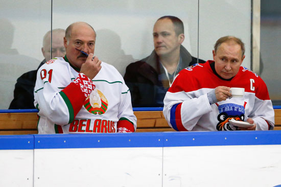 الرئيس بوتين عقب اللعب مع نظيره البيلاروسى
