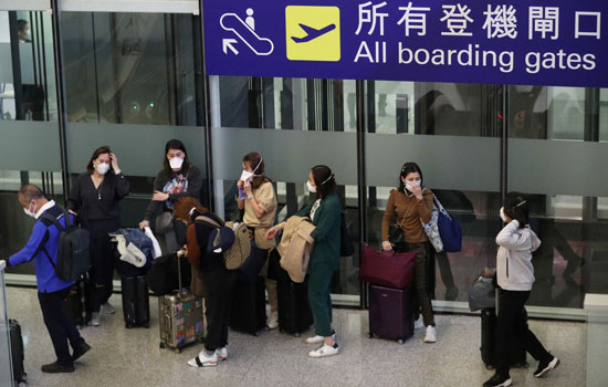 مسافرون يصطفون فى مطار هونج كونج