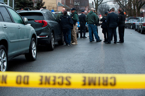 ضباط إنفاذ القانون خارج أحد المنازل في بروكلين بعد ما تنقله وسائل الإعلام المحلية عن إطلاق النار