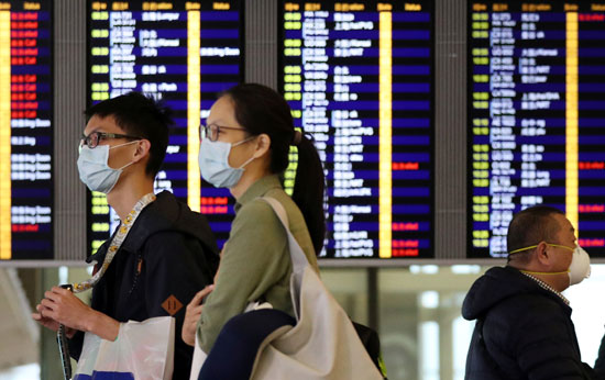 أعداد كبيرة من المسافرين لدى وصولهم لهونج كونج