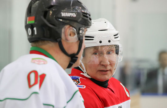 بوتين مع نظيره البيلاروسى فى ملعب هوكى الجليد