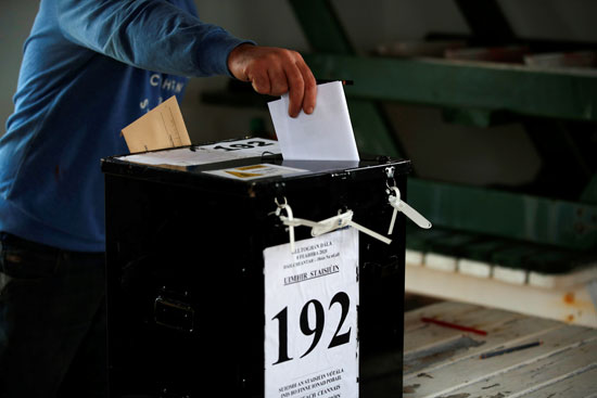 رجل يصوت في مركز اقتراع في جزيرة إنيشبوفين