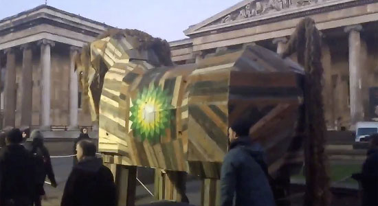 نشطاء تغير المناخ يتظاهرون خارج المتحف البريطانى ضد شركة بريتيش بتروليوم