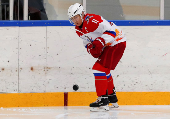الرئيس الروسى بوتين يلعب هوكى الجليد