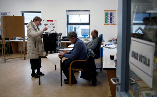 امرأة تصوت في مركز اقتراع في إينيشير