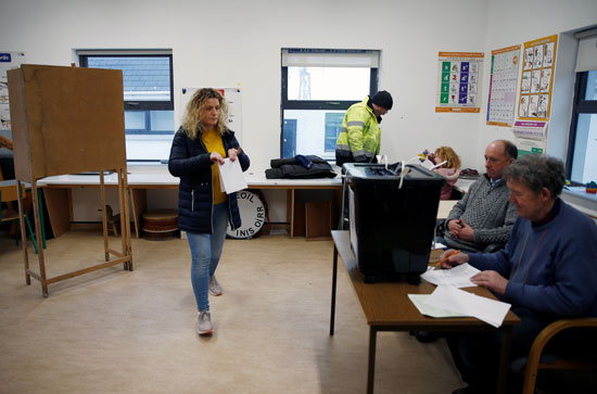 امرأة تستعد للإدلاء بصوتها في مركز اقتراع في إينيشير