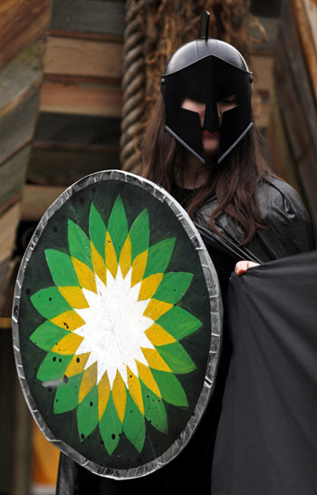 ناشطة في التغير المناخي يتظاهر ضد شركة بريتيش بتروليوم