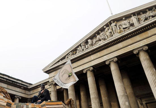ناشط في التغير المناخي يتظاهر ضد شركة بريتيش بتروليوم خارج المتحف البريطاني في لندن