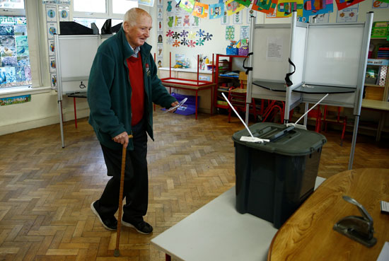 رجل مسن يلقي صوته في الانتخابات الوطنية الأيرلندية في كورك