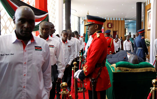 الكينيون يمشون بعد مشاهدة جثة الرئيس الكيني السابق الراحل دانييل آراب موي
