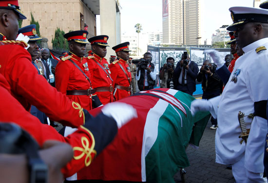 يستعد الضباط العسكريون لحمل نعش الرئيس الكيني السابق الراحل دانييل آراب موي