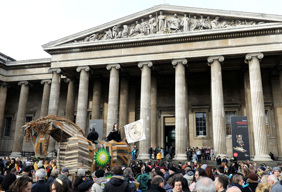 نشطاء تغير المناخ يتظاهرون ضد شركة بريتيش بتروليوم خارج المتحف البريطاني في لندن