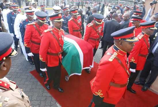 ضباط الجيش يدفعون نعش الرئيس الكيني السابق الراحل دانييل آراب موي