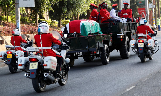 مسيرة ضباط الجيش في موكب وهم يرافقون نعش الرئيس الكيني السابق