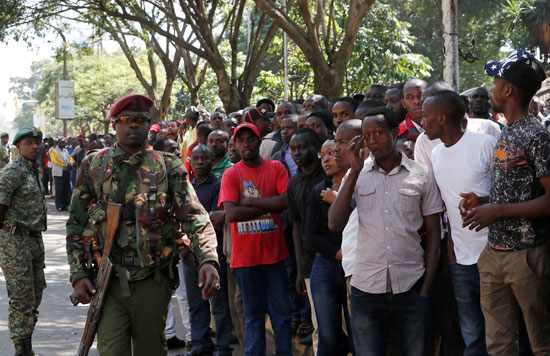 الناس يشاهدون جثة الرئيس الكيني الراحل دانييل آراب موي في نيروبي