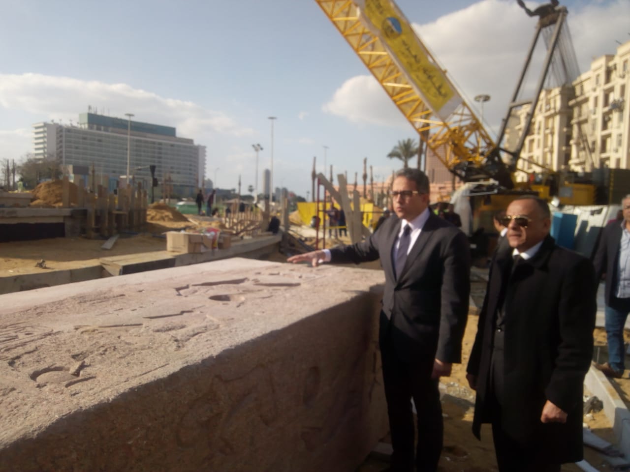 وزير السياحة والآثار يتفقد مسلة ميدان التحرير (2)
