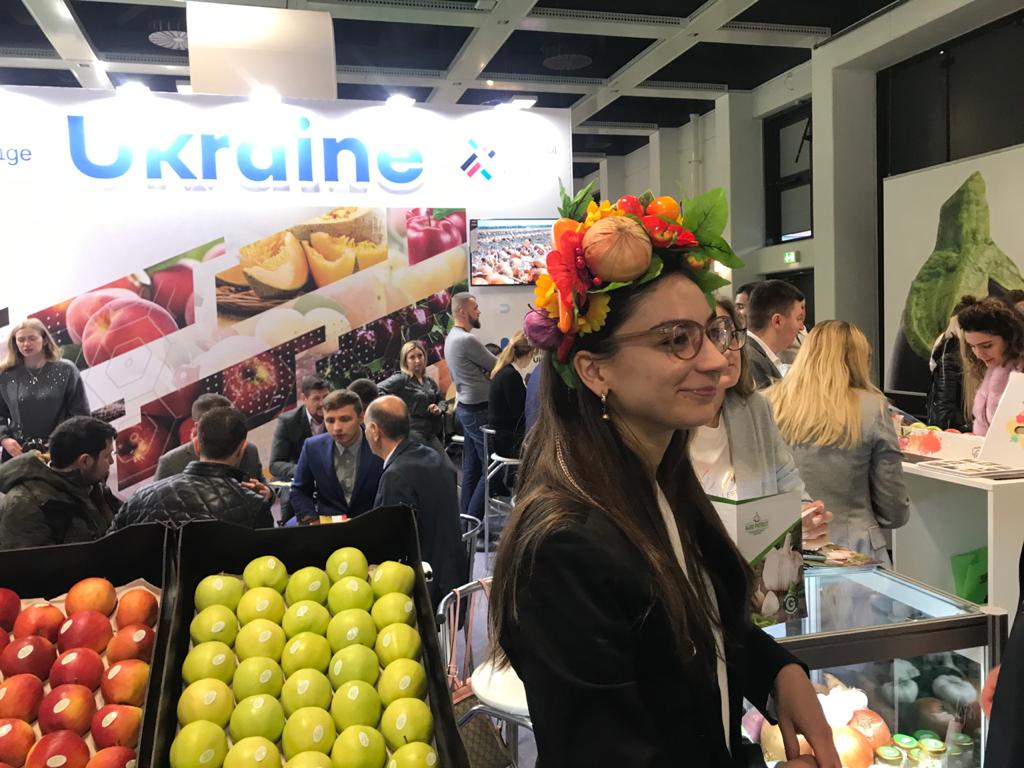 فتاة أوكرانية تضع المنتجات على رأسها