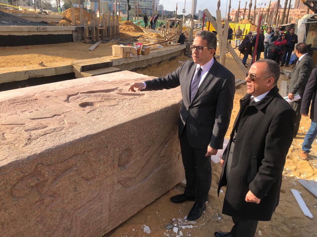 وزير السياحة والآثار يتفقد مسلة ميدان التحرير (7)