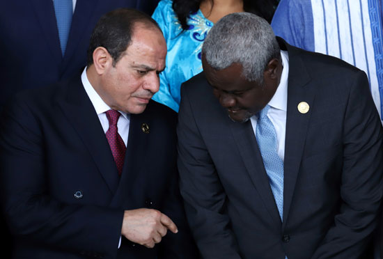 الرئيس عبد الفتاح السيسى يتحدث مع رئيس مفوضية الاتحاد الأفريقي موسى فكى محمد