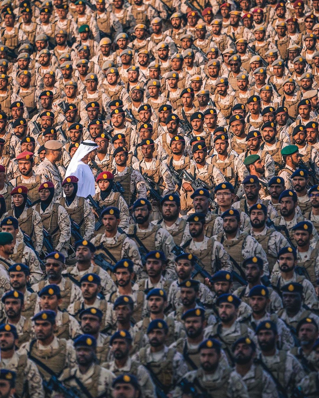 محمد بن زايد وسط الجنود الاماراتيين
