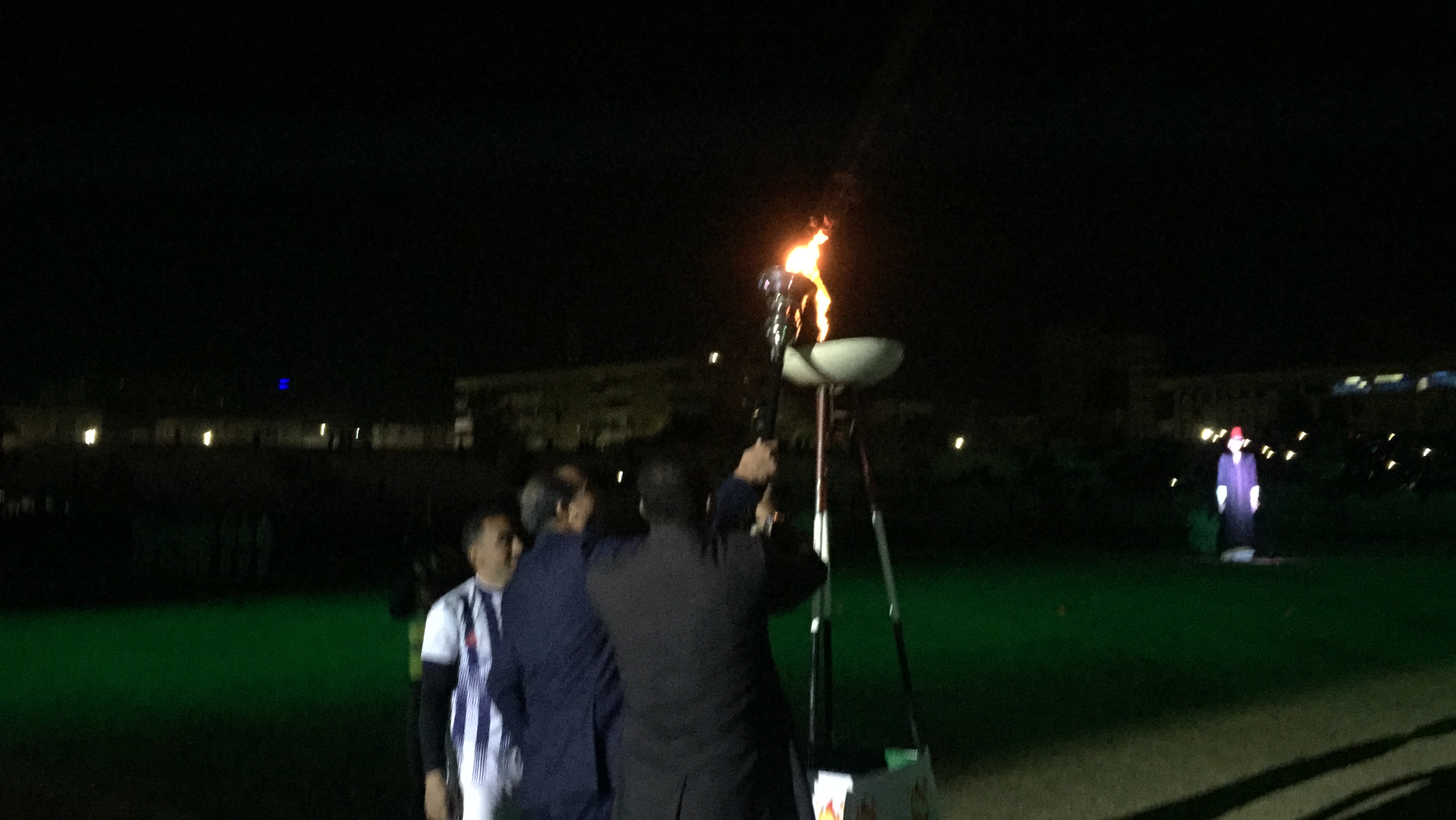 الكابتن ربيع ياسين ورئيس جامعة سوهاج يوقدان شعلة اسبوعا الجامعات (5)
