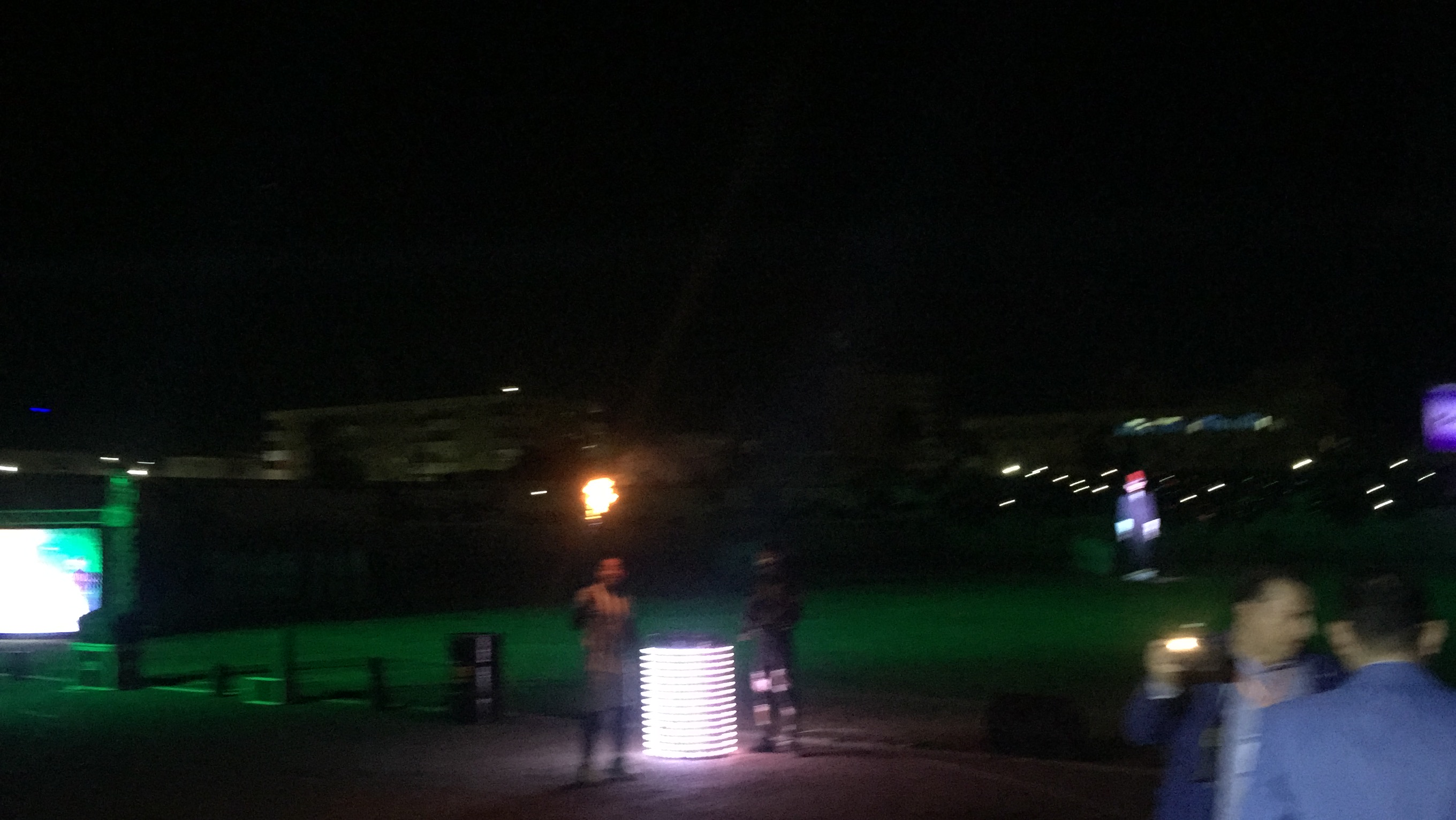 الكابتن ربيع ياسين ورئيس جامعة سوهاج يوقدان شعلة اسبوعا الجامعات (2)
