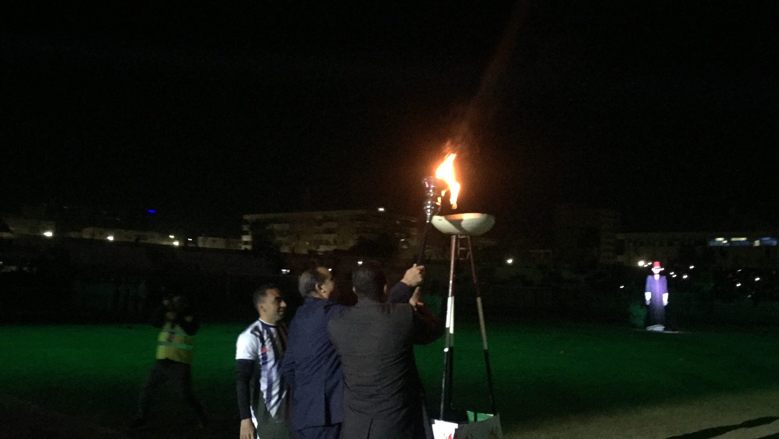 الكابتن ربيع ياسين ورئيس جامعة سوهاج يوقدان شعلة اسبوعا الجامعات (4)