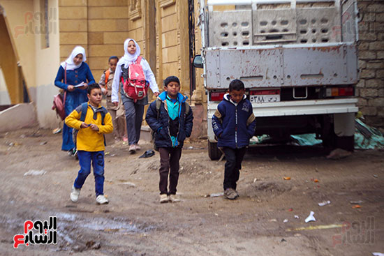 التلاميذ فى طريقهم للمدرسة بأول يوم داراسة