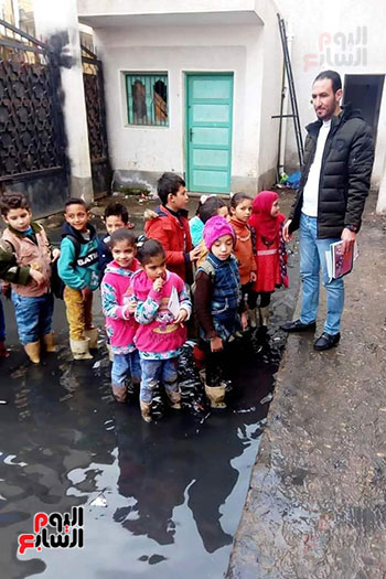 أطفال-يقفون-في-مياه-الصرف-الصحي-(7)