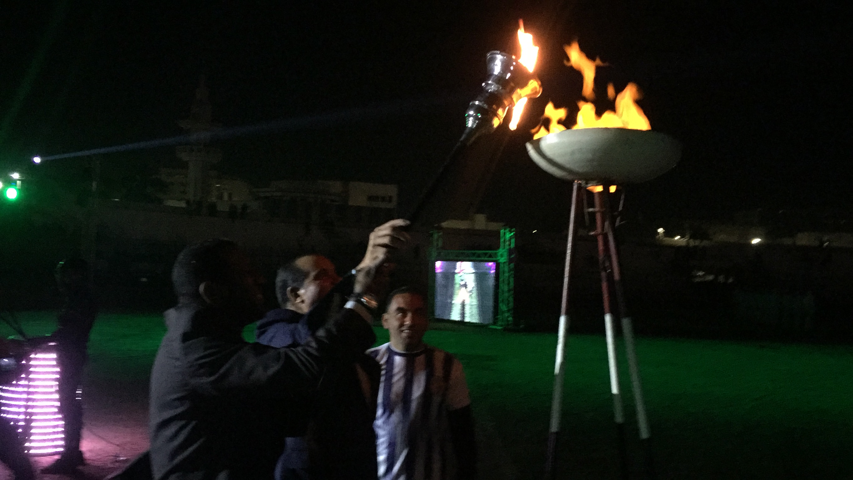 الكابتن ربيع ياسين ورئيس جامعة سوهاج يوقدان شعلة اسبوعا الجامعات (13)