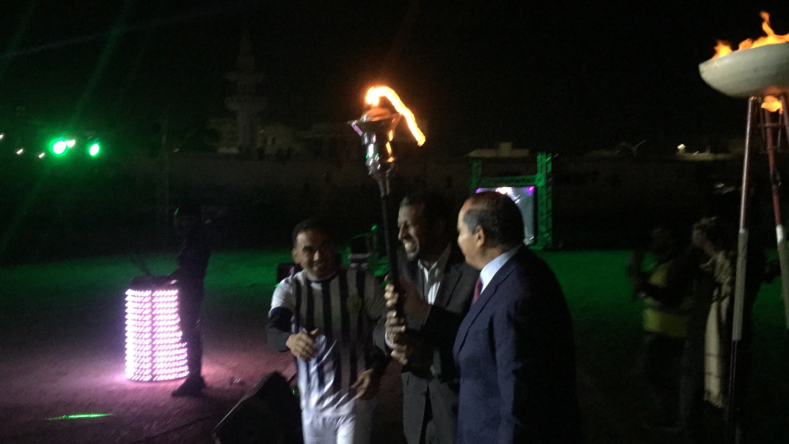 الكابتن ربيع ياسين ورئيس جامعة سوهاج يوقدان شعلة اسبوعا الجامعات (14)
