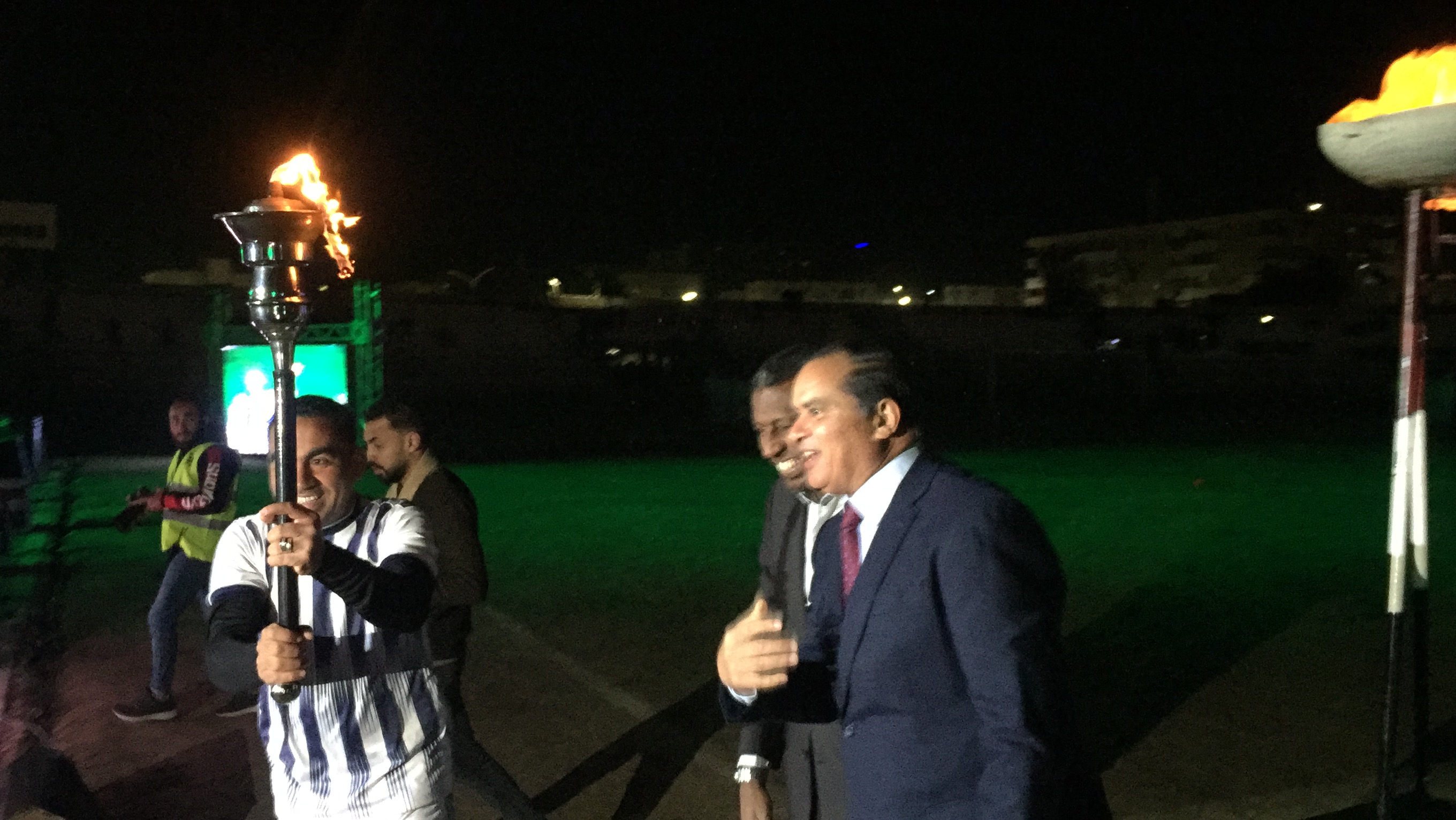 الكابتن ربيع ياسين ورئيس جامعة سوهاج يوقدان شعلة اسبوعا الجامعات (15)