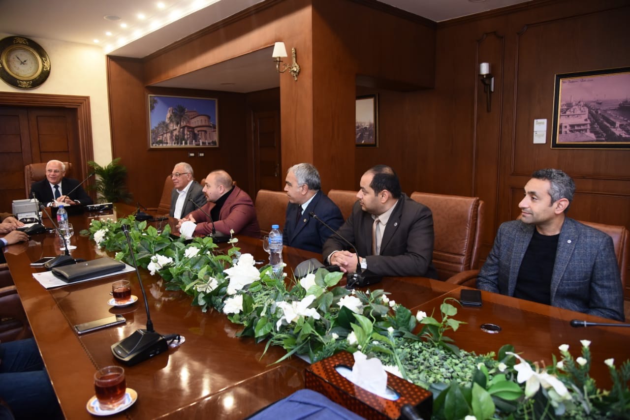 محافظ بورسعيد مع وفد الهيئة العامة للتصنيع (1)