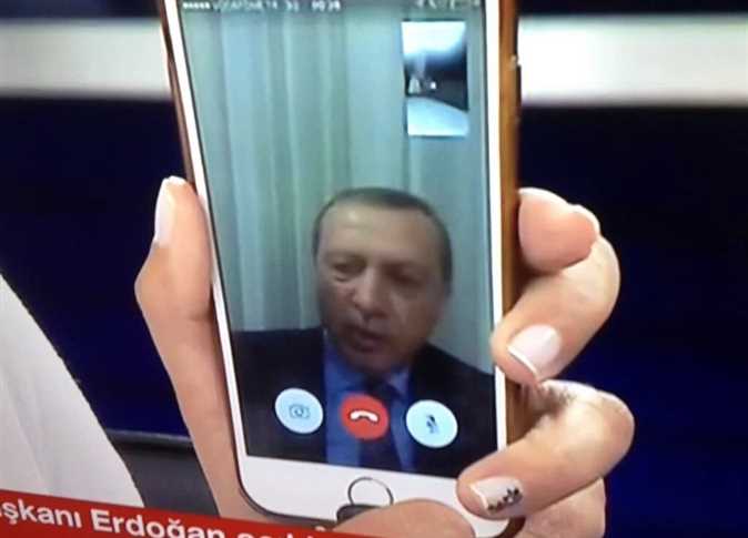 أردوغان على فيس تايم خلال مسرحية الانقلاب