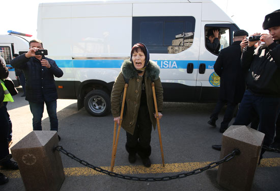 سيدة-كازاخية-تشارك-فى-الاحتجاجات