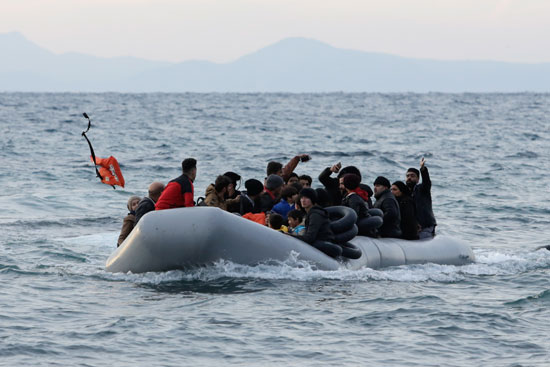 لاجئون-على-متن-قارب-يتجهون-صوب-اليونان