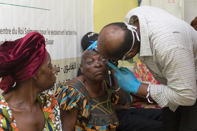 صورة لاختتام مركز الملك سلمان للإغاثة حملته التطوعية الثانية لمكافحة العمى والأمراض المسببة له في جمهورية الجابون