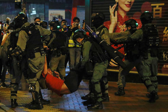 إلقاء القبض على أحد المتظاهرين