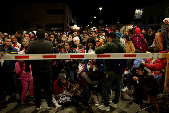 مهاجرون يقفون أمام الجسر بعد أن منعت محكمة الاستئناف الأمريكية برنامج بروتوكولات حماية المهاجرين