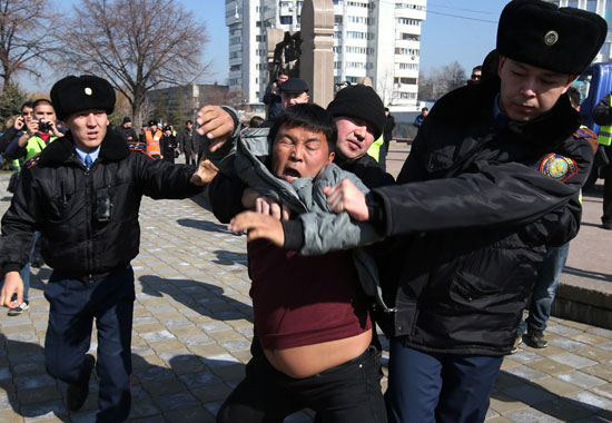 شرطة-كازاخستان-تعتقل-متظاهر-فى-مدينة-ألماتى