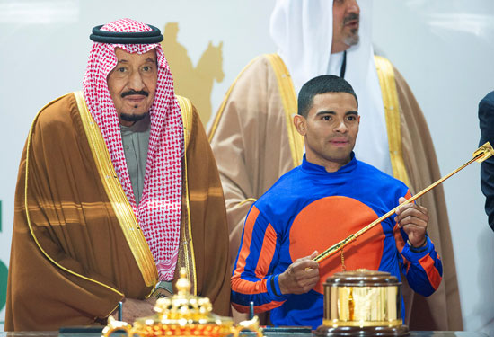 الملك يقف بجانب لويس سايز بعد فوزه بالكأس السعودية في السباق النهائي لكأس السعودية