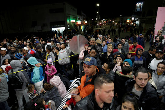 مهاجرون يقفون بعد غلق الولايات المتحدة الحدود لمنعهم