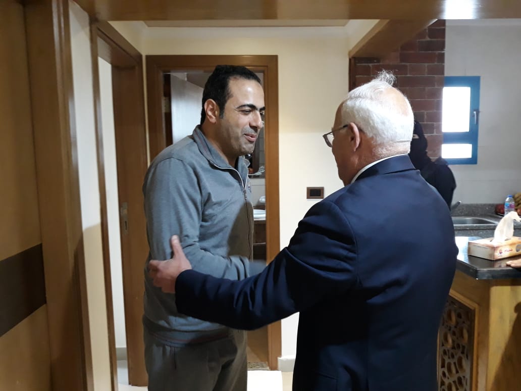 محافظ بورسعيد يزور النائب محمود حسين بعد خروجه من المستشفي (2)