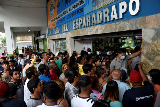 71295-حشد-من-الناس-حول-صيدلية-محلية-أثناء-محاولتهم-شراء-أقنعة-لمواجهة-كورونا-فى-الإكوادور