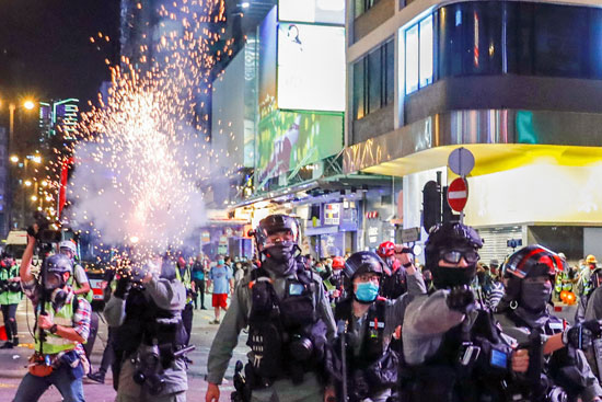 ضباط شرطة مكافحة الشغب في هونج كونج يطلقون النار على الغاز