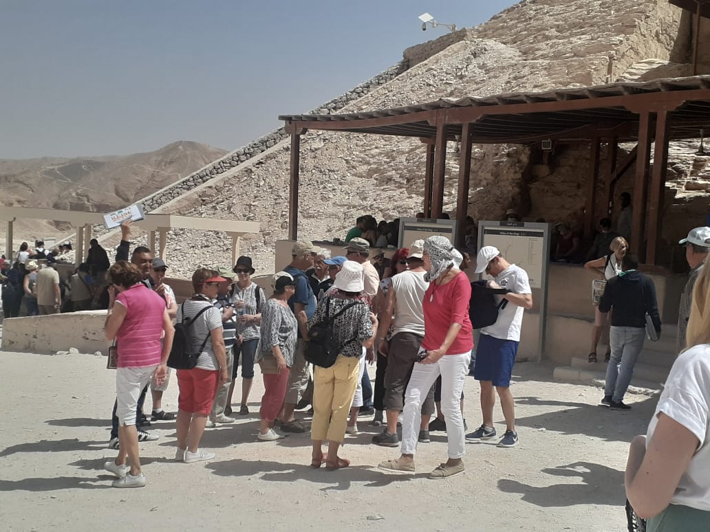 أفواج سياحية تتوافد على الأقصر لزيارة الأماكن الأثرية (34)