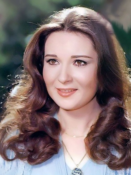 الفنانة نورا