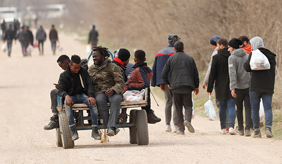 مهاجرون يسيرون باتجاه معبر بازاركولي الحدودي التركي