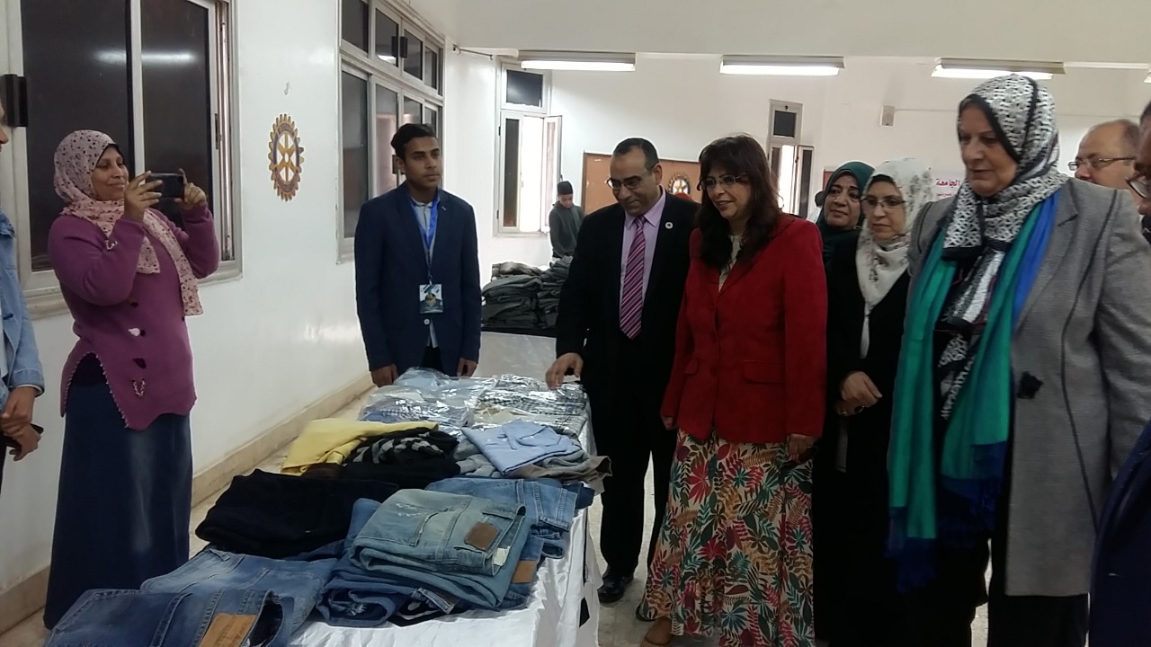 افتتاح معرض ملابس خيرى بكلية الطب البيطرى بجامعة بنها (2)