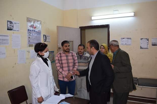 رئيس مدينة أبو قرقاص بالمنيا يتفقد المستشفى العام وغرف العزل بها (1)